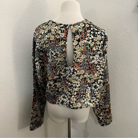 Gorgeous NWT H&M Satin Floral Blouse large - Picture 2 of 4